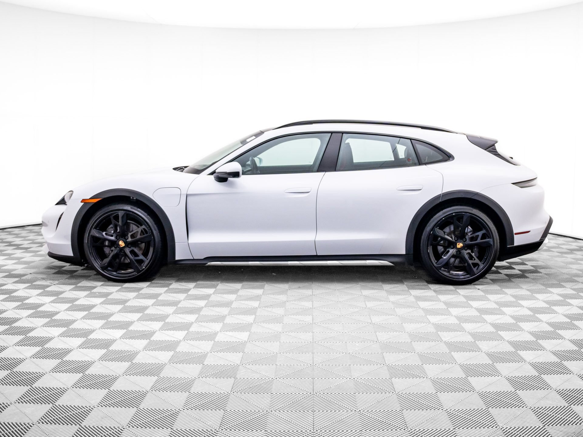 Certified 2023 Porsche Taycan 4 Cross Turismo AWD/4WD image 2