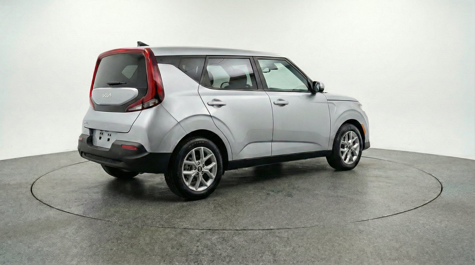 Used 2025 Kia Soul LX w/ LX Technology Package FWD image 9