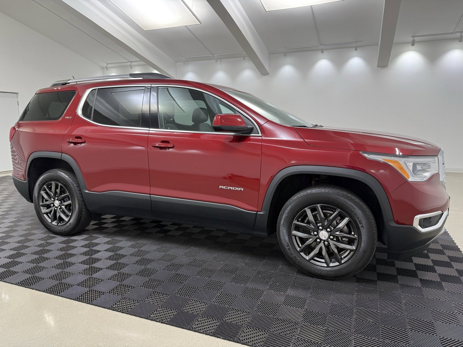 Used 2019 GMC Acadia SLT image 1