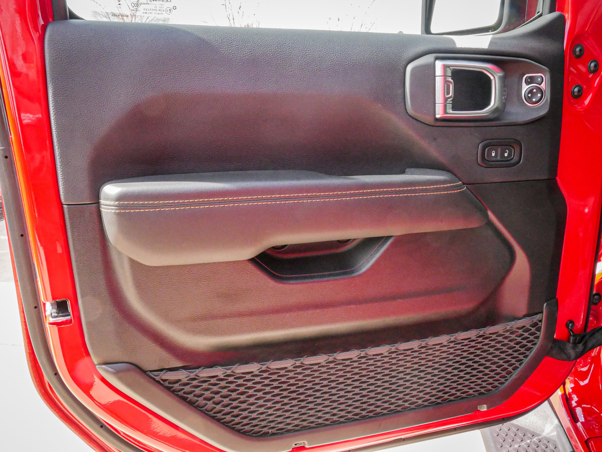 Used 2025 Jeep Wrangler Sahara image 14