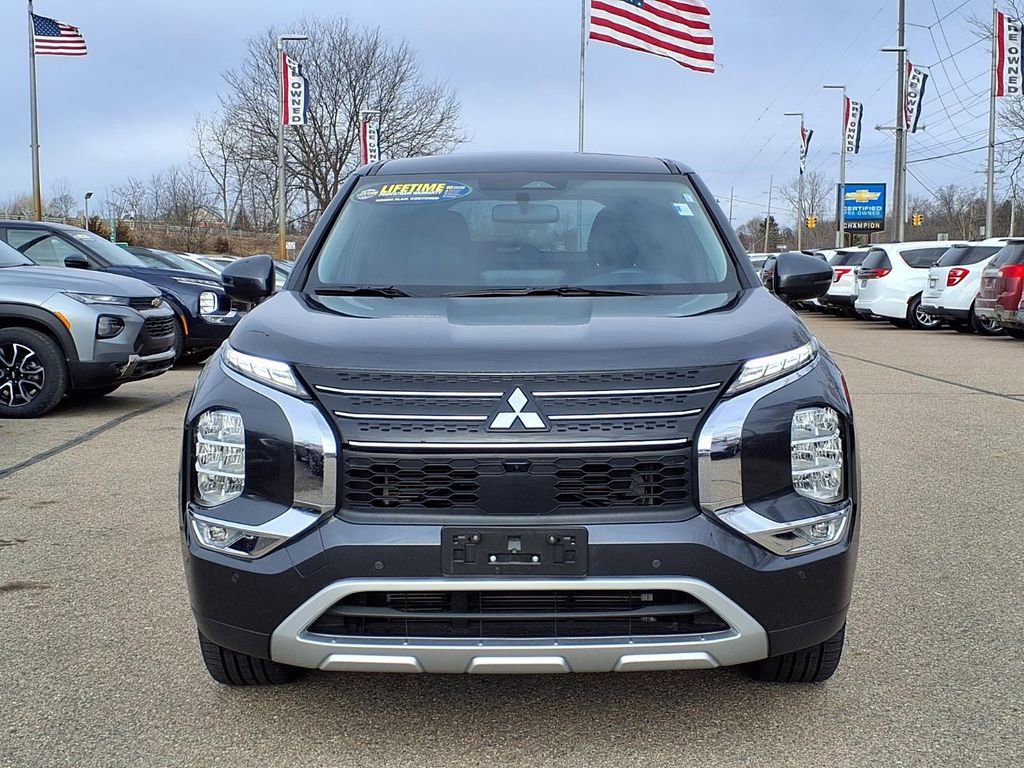 Used 2024 Mitsubishi Outlander SE image 2
