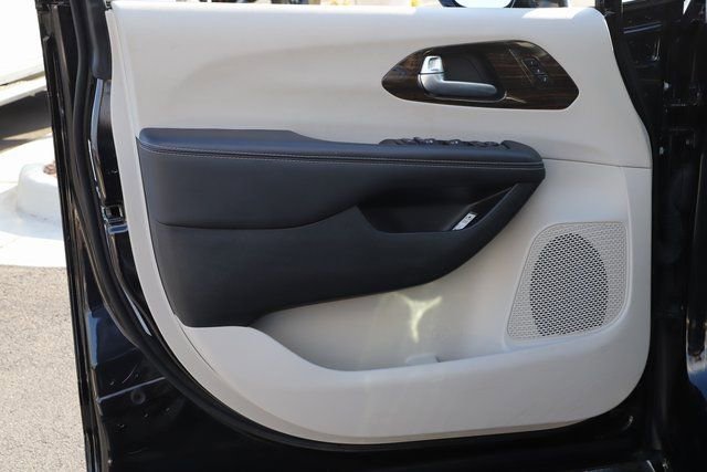Used 2024 Chrysler Pacifica Limited FWD image 17