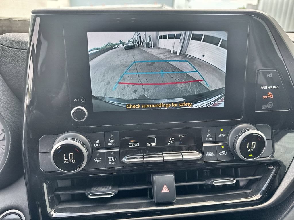Used 2024 Toyota Highlander LE AWD/4WD image 26
