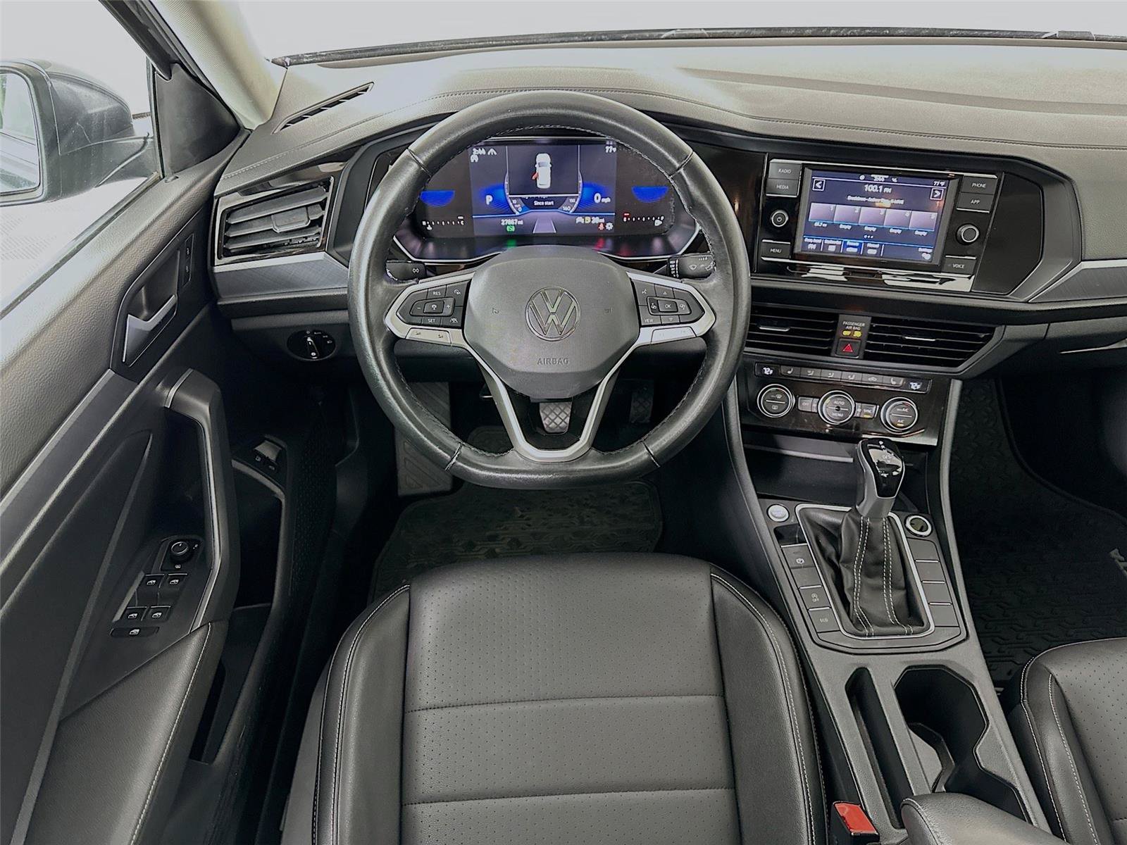 Used 2022 Volkswagen Jetta SE w/ Panoramic Sunroof Package FWD image 2