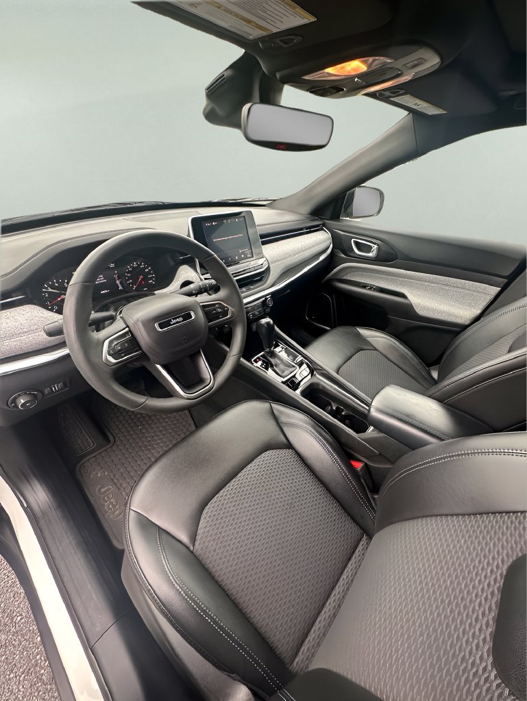 Used 2025 Jeep Compass Latitude w/ Sun & Sound Group AWD/4WD image 14