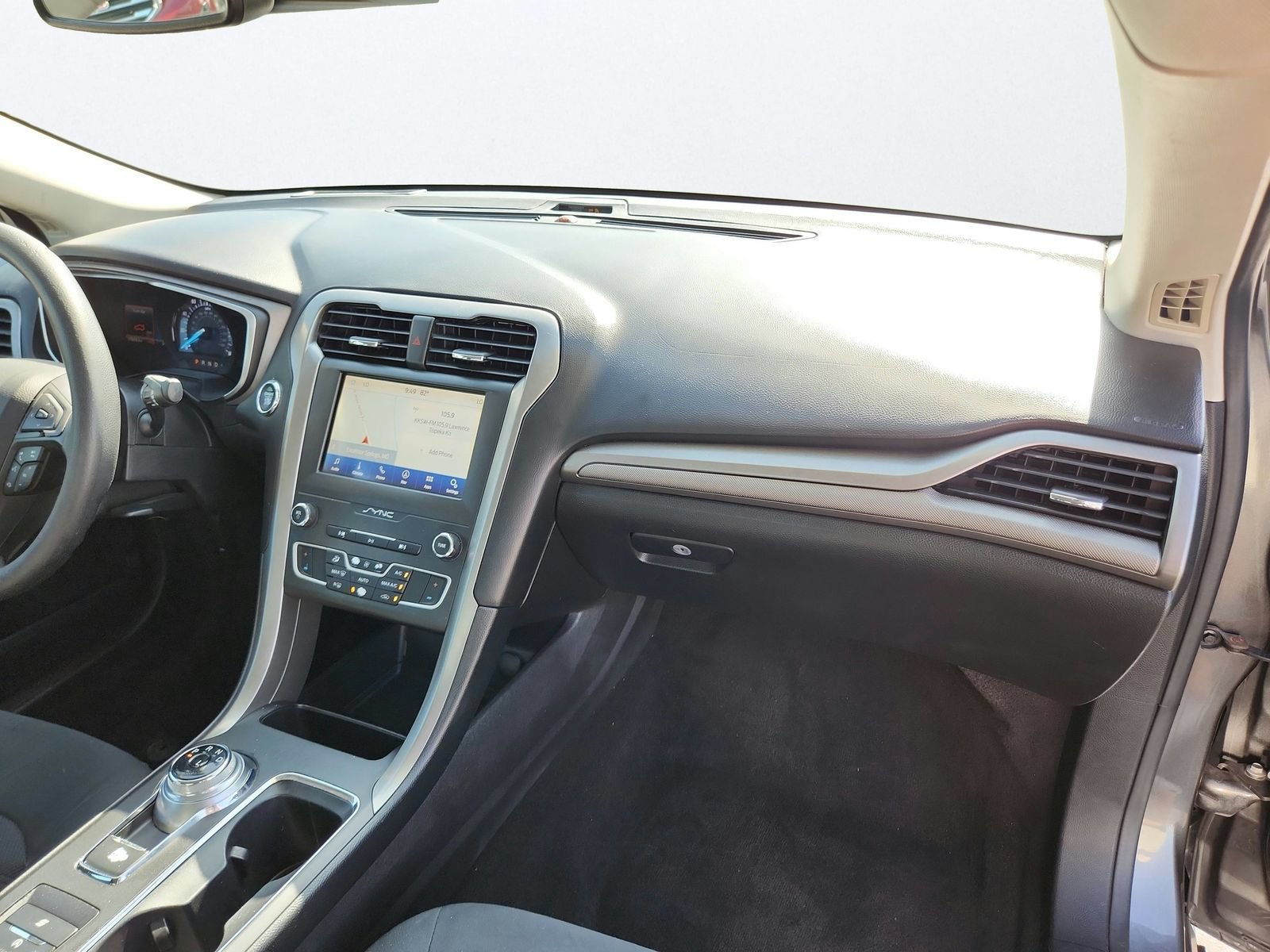 Used 2020 Ford Fusion SE FWD image 25