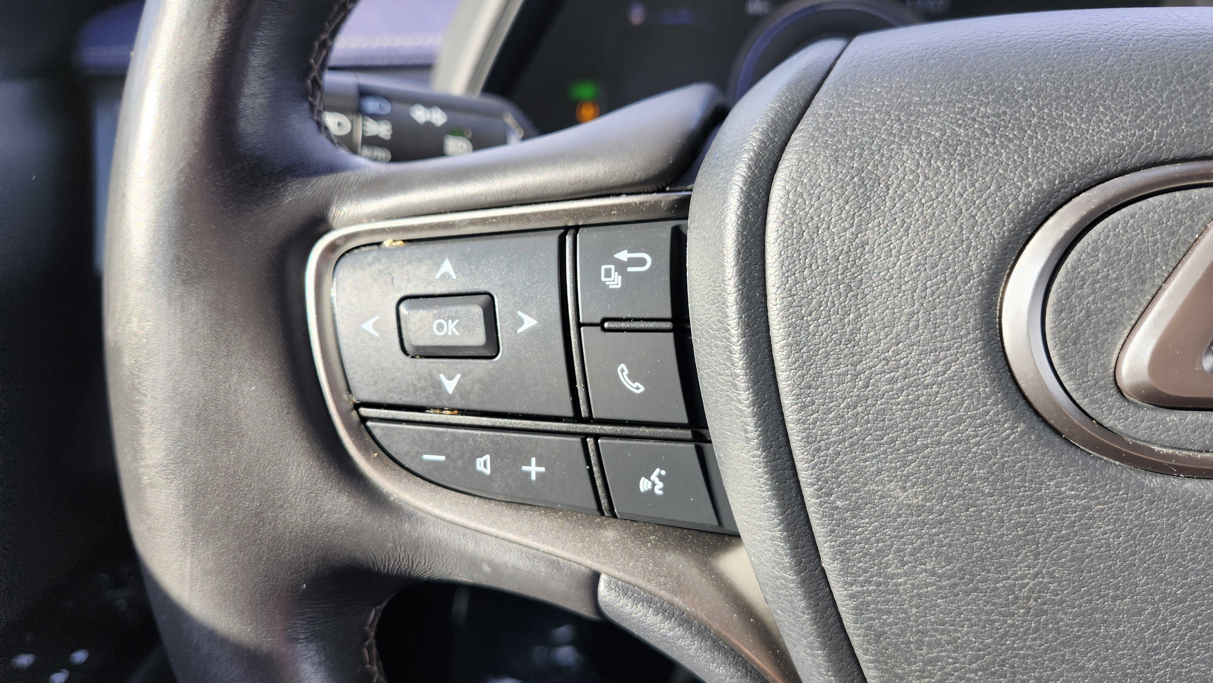 Used 2022 Lexus UX 250h w/ Premium Package image 38