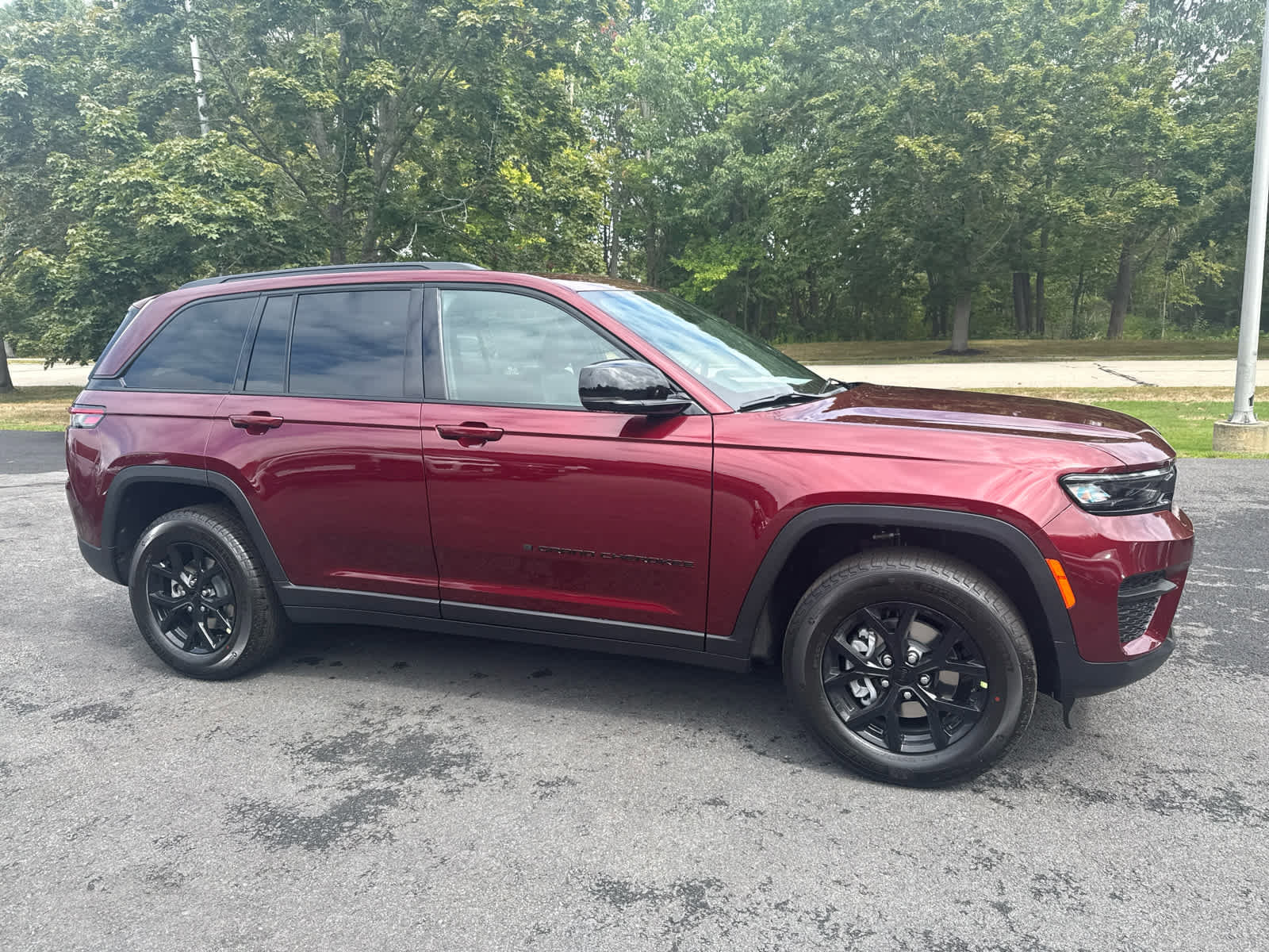 New 2025 Jeep Grand Cherokee Laredo image 6