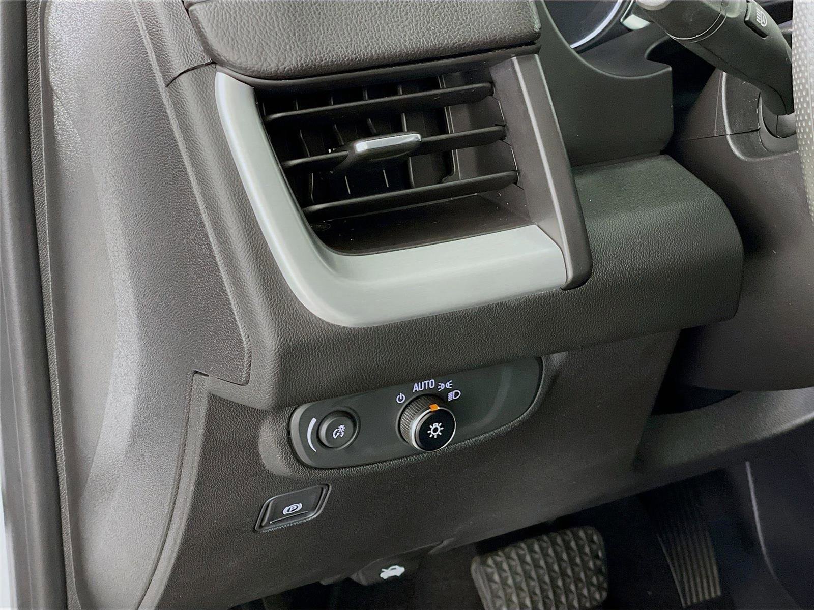 Used 2023 GMC Terrain SLE w/ Driver Convenience Package image 13