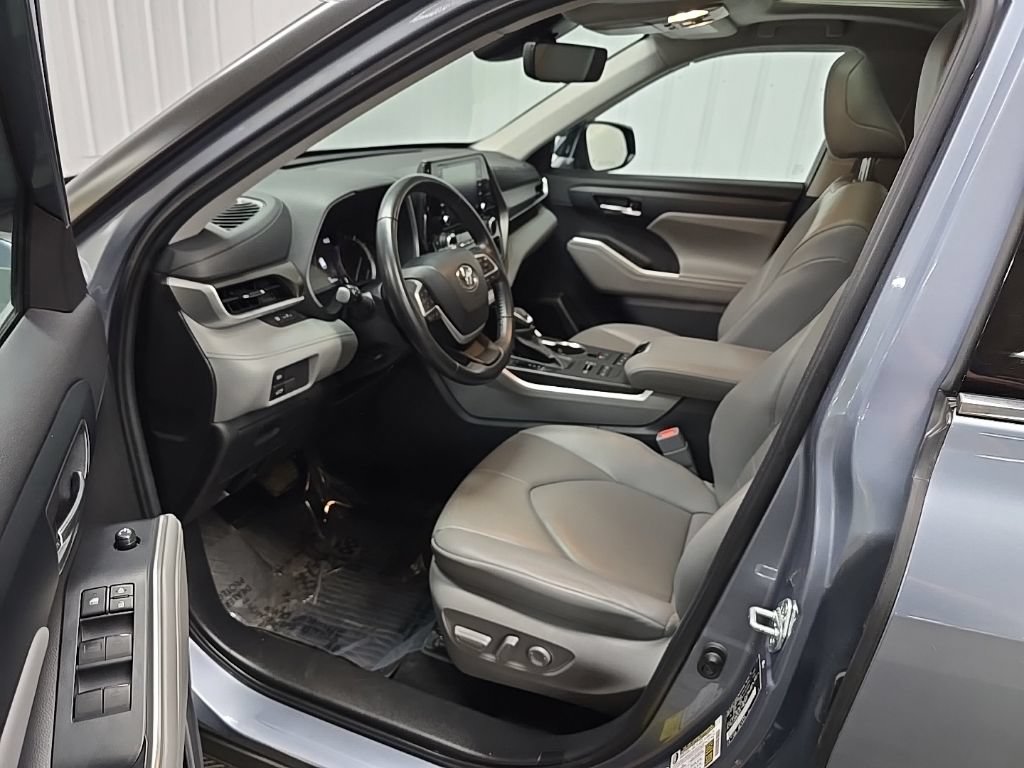 Used 2022 Toyota Highlander XLE AWD/4WD image 29