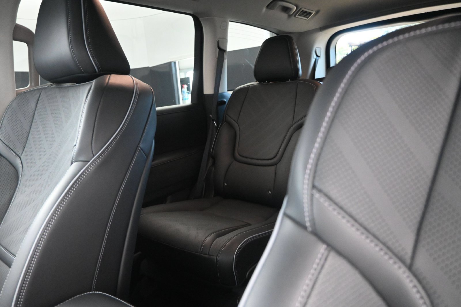 Certified 2025 INFINITI QX80 Luxe RWD image 13