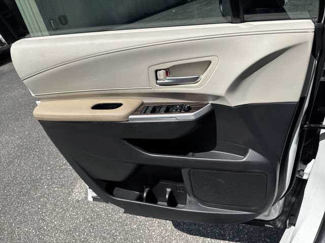 Used 2024 Toyota Sienna XLE FWD image 25