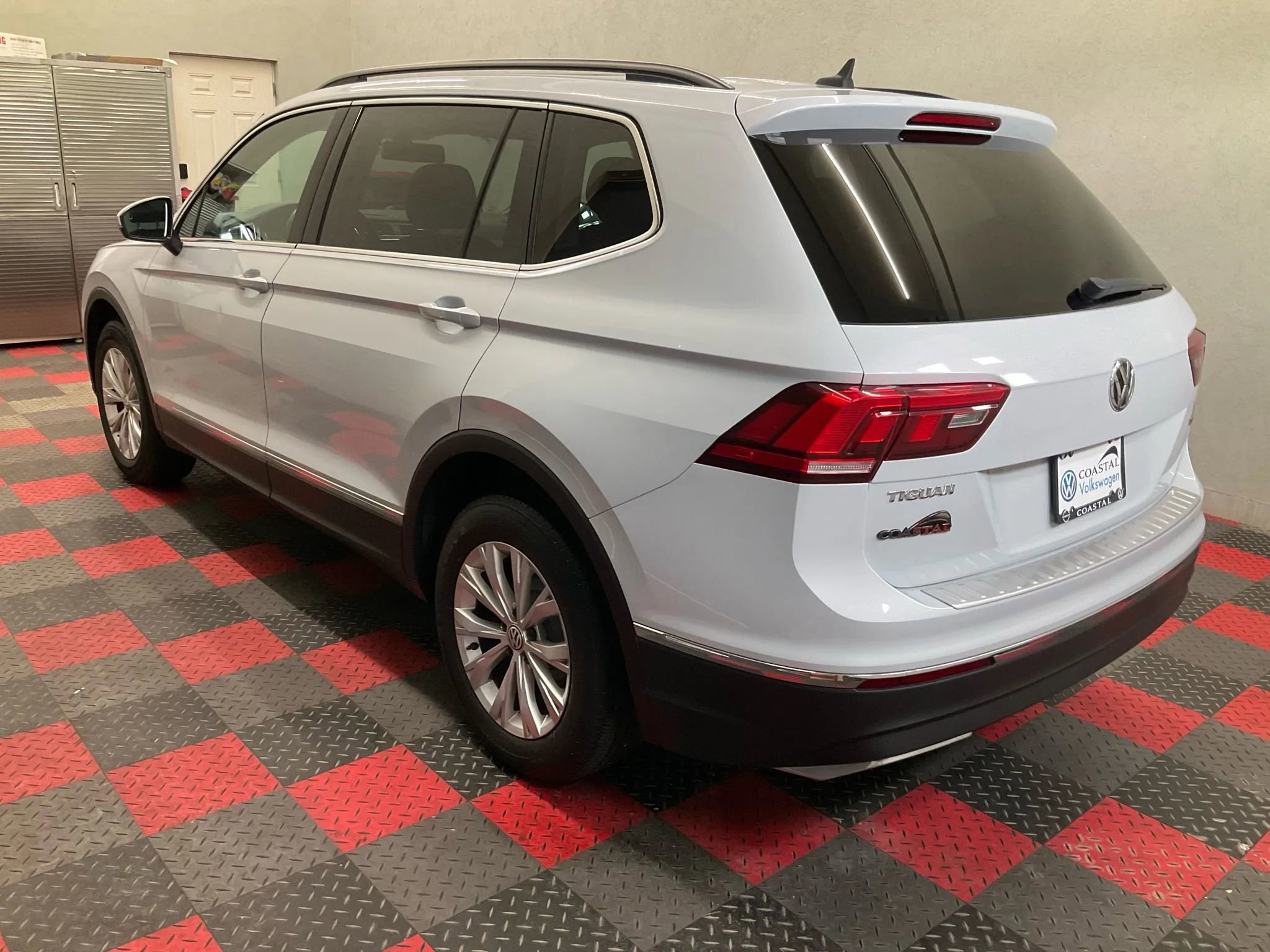 Used 2018 Volkswagen Tiguan SE w/ Panoramic Sunroof Package image 6