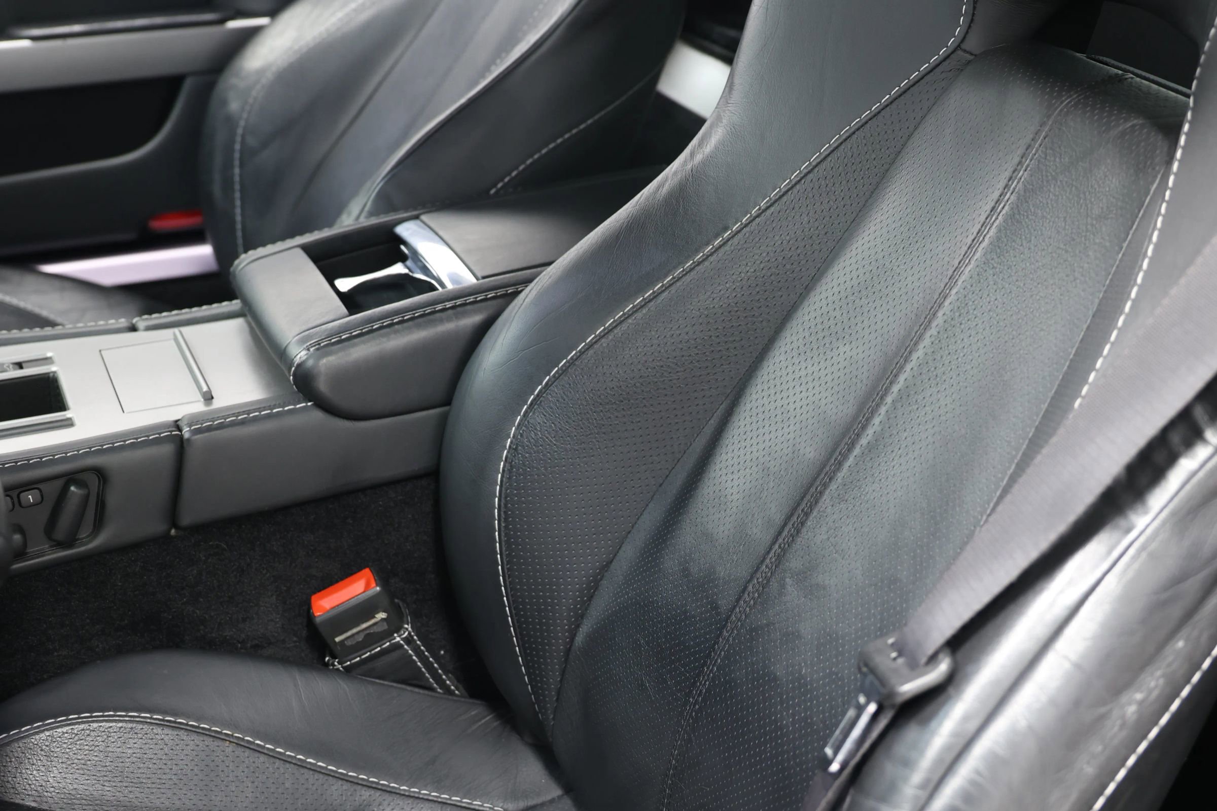 Used 2011 Aston Martin V8 Vantage Coupe image 16