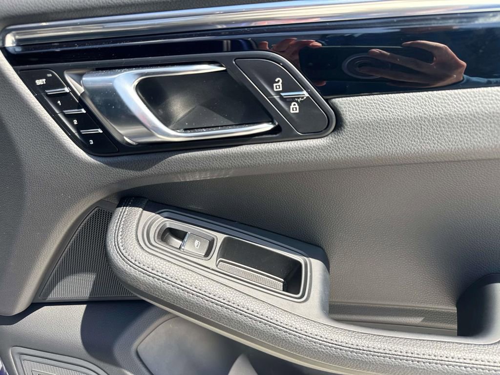 Certified 2025 Porsche Macan image 20