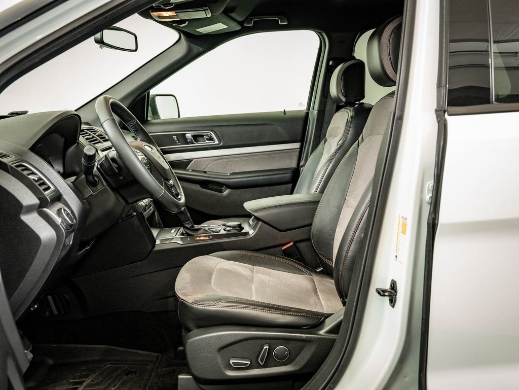 Used 2017 Ford Explorer XLT w/ Equipment Group 202A image 21