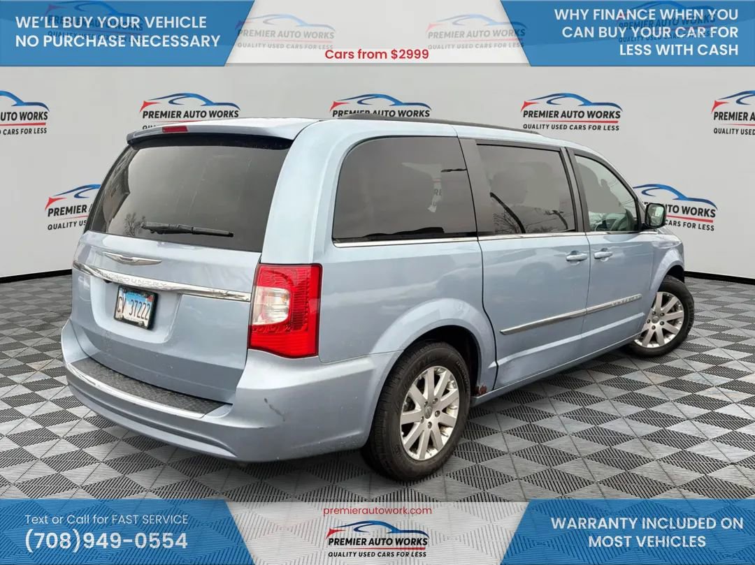 Used 2013 Chrysler Town & Country Touring image 4