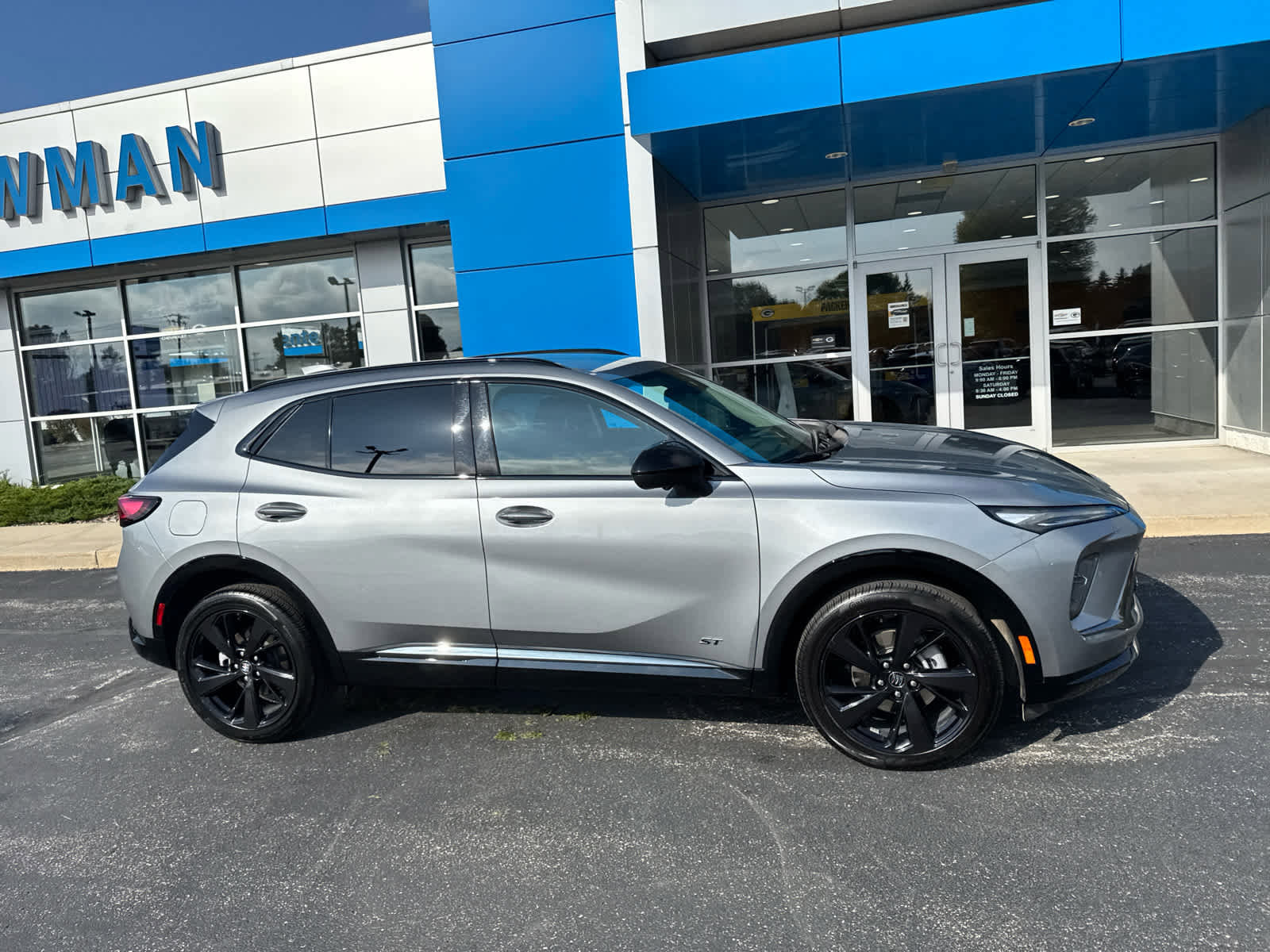 Used 2025 Buick Envision Sport Touring image 2