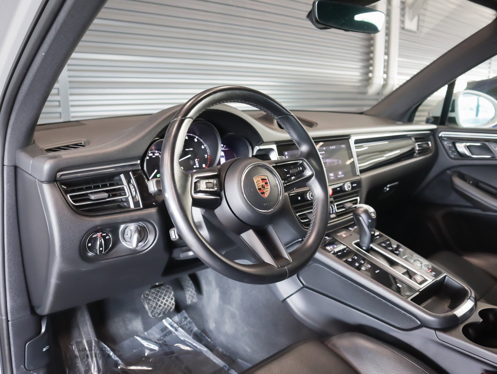 Certified 2023 Porsche Macan image 4