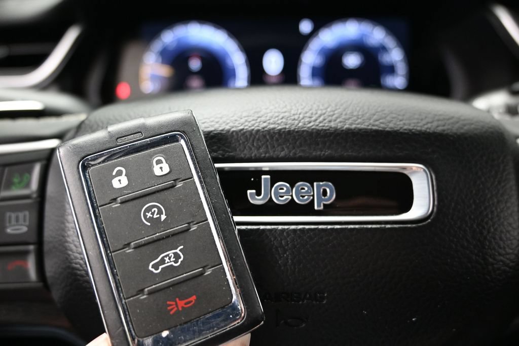 Used 2025 Jeep Grand Cherokee Altitude AWD/4WD image 41
