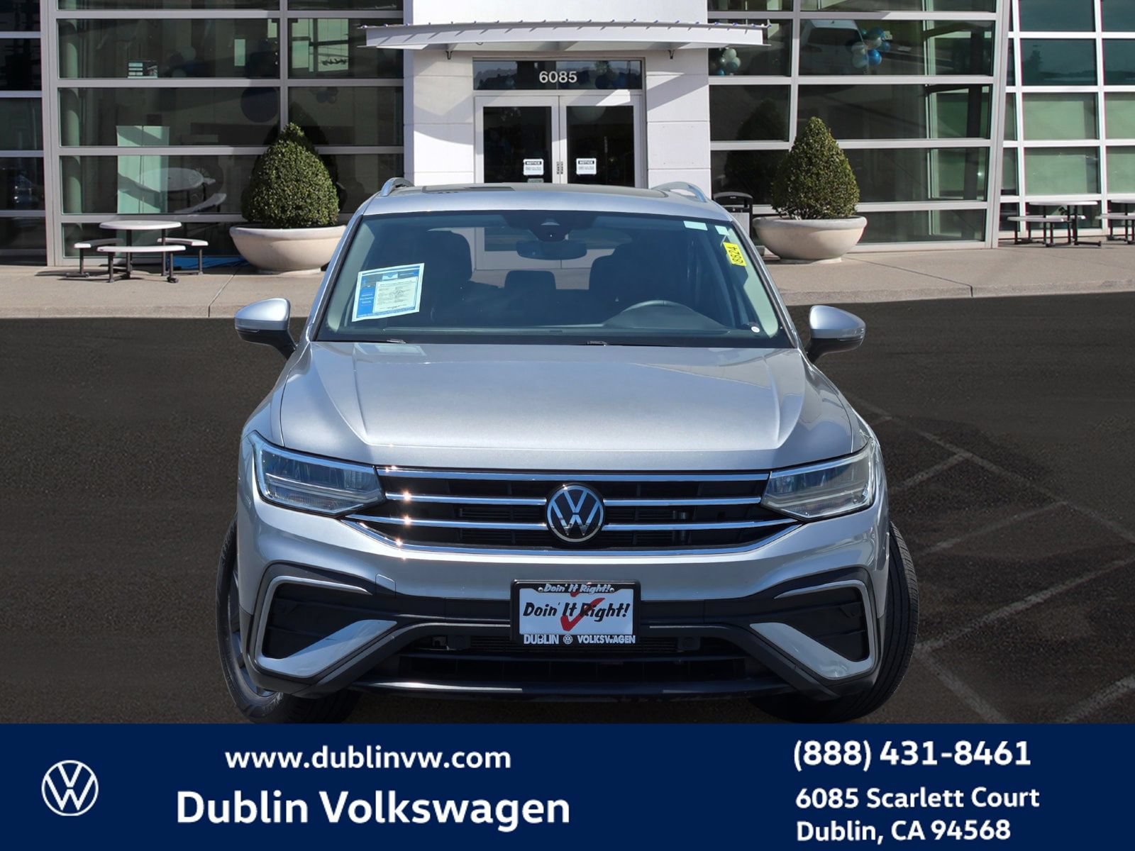 Certified 2023 Volkswagen Tiguan SE w/ Panoramic Sunroof Package AWD/4WD image 2