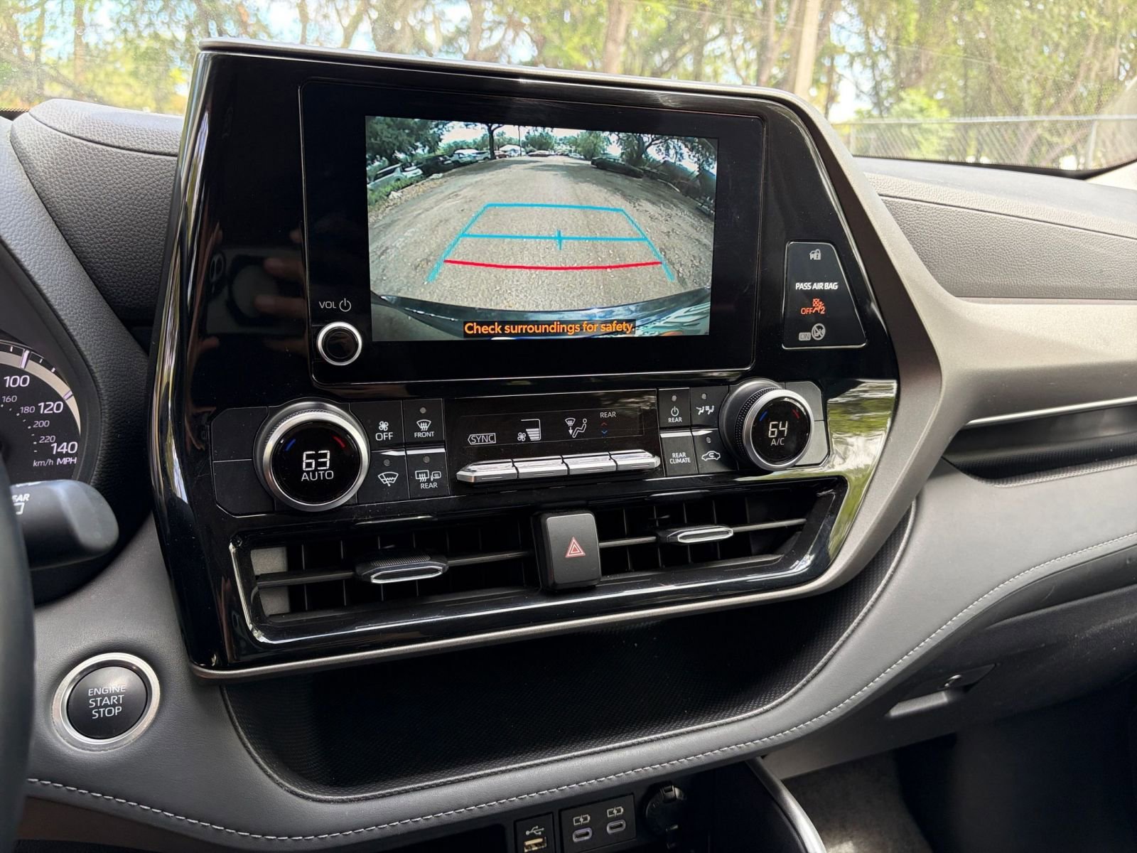 Used 2025 Toyota Highlander LE image 25