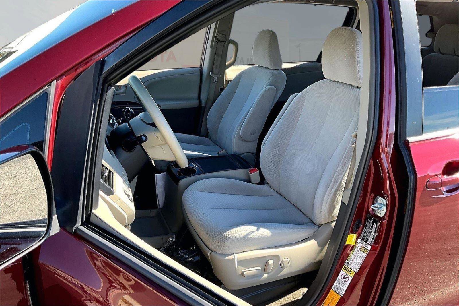 Used 2013 Toyota Sienna LE w/ Towing Pkg image 23