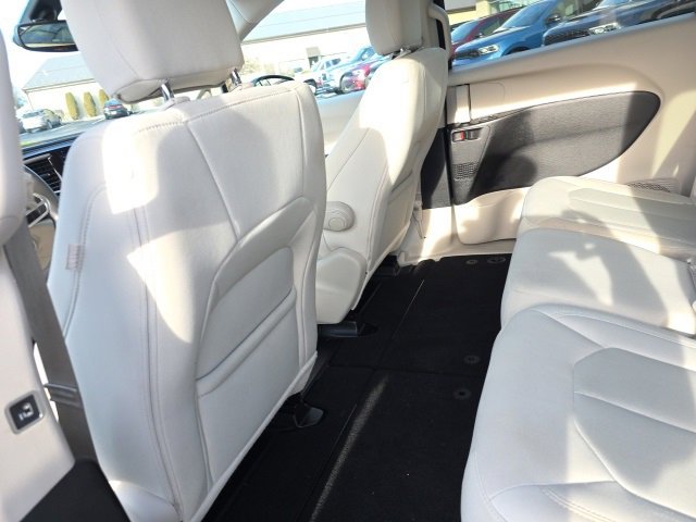 Used 2017 Chrysler Pacifica Touring image 29