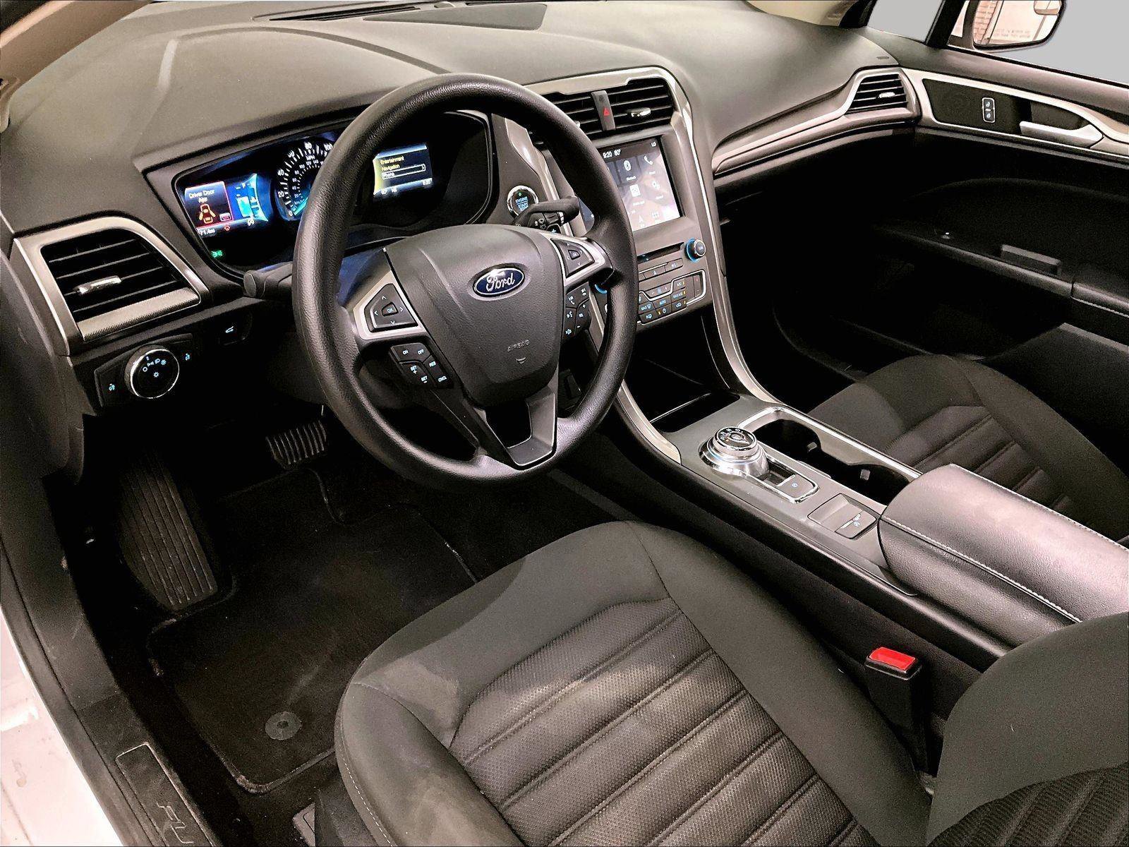 Used 2018 Ford Fusion SE w/ Fusion SE Technology Package image 12