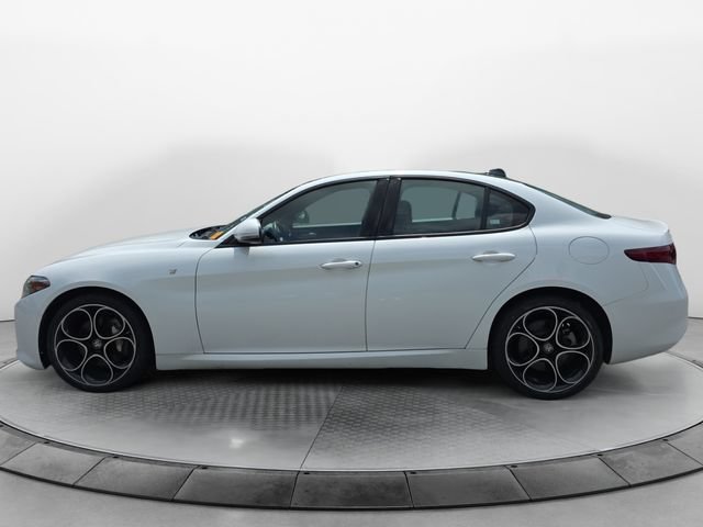 Used 2022 Alfa Romeo Giulia Ti AWD/4WD image 2