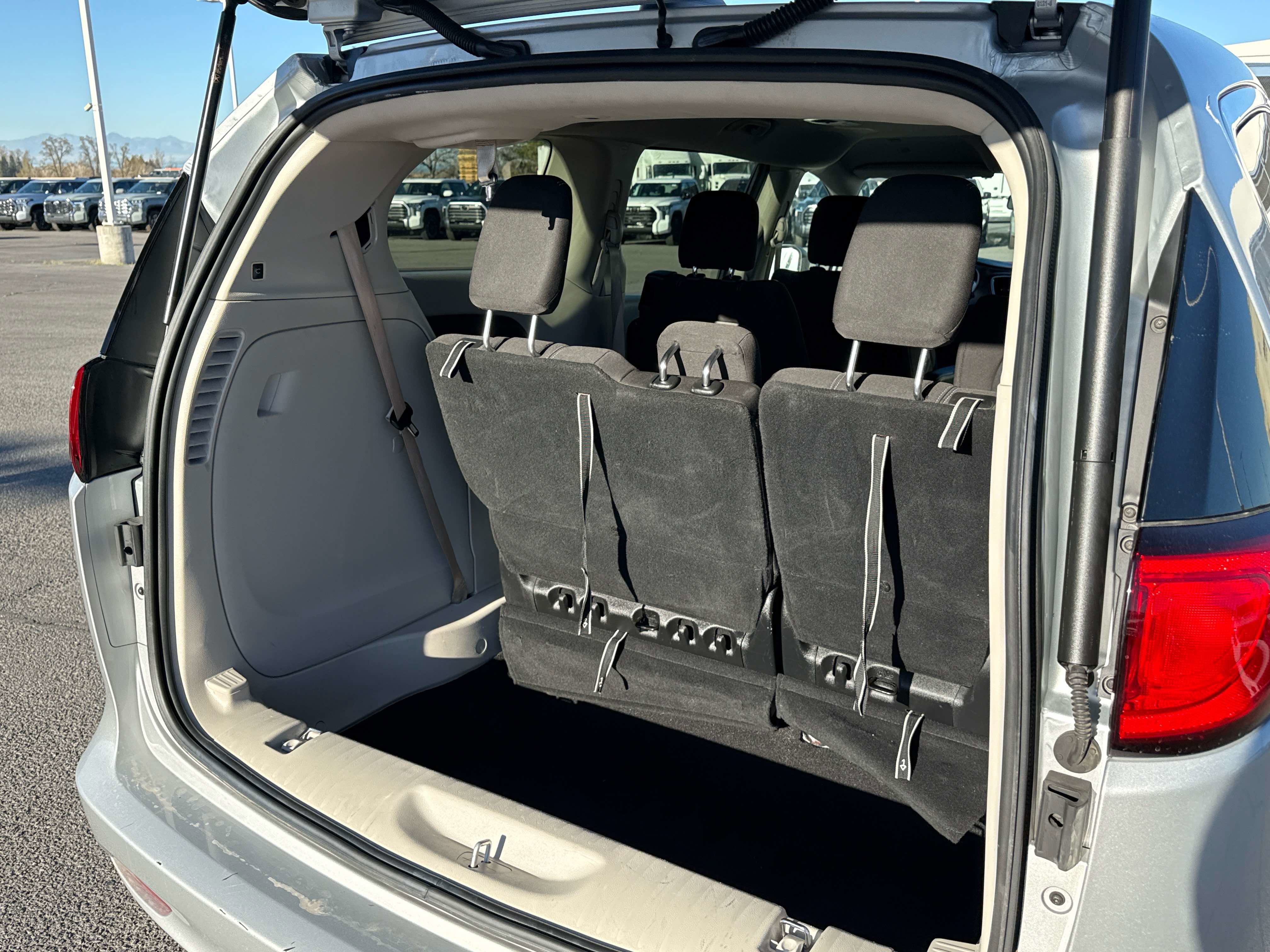 Used 2022 Chrysler Voyager LX image 15