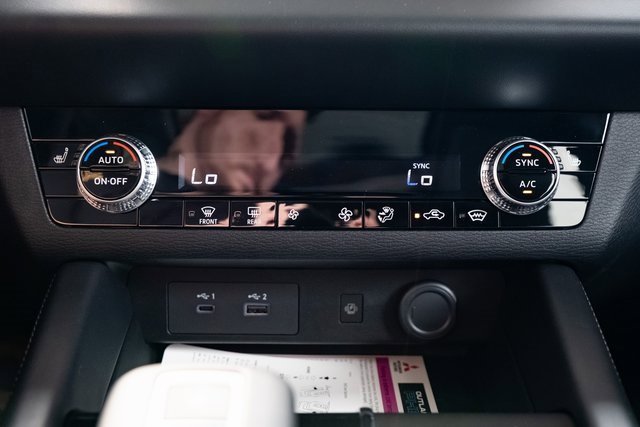 New 2025 Mitsubishi Outlander SE image 17