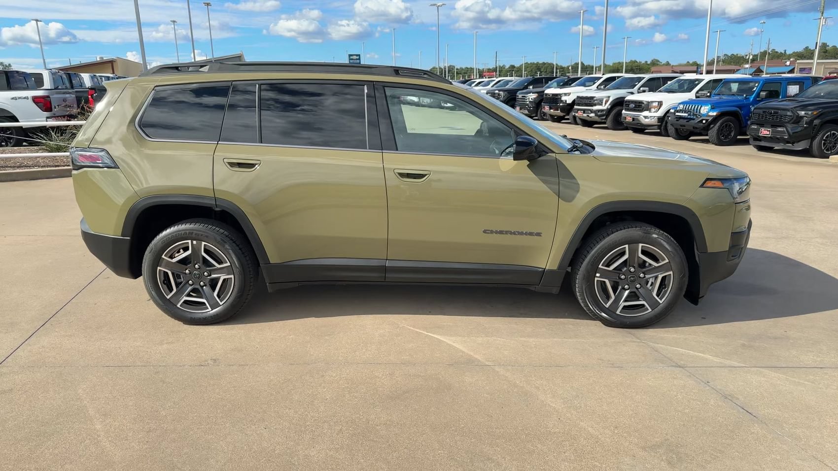 Used 2026 Jeep Cherokee Laredo AWD/4WD image 2