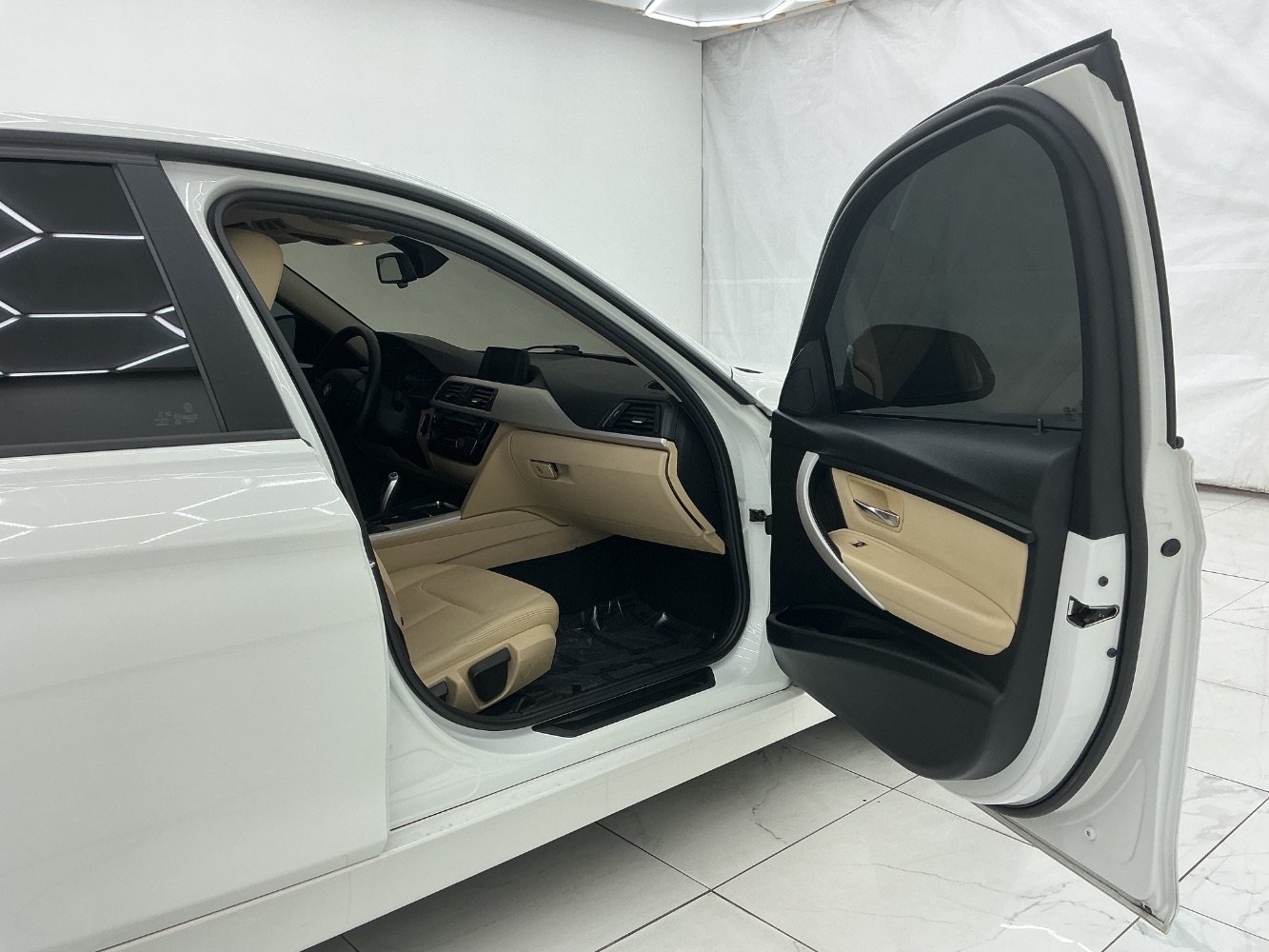 Used 2018 BMW 320i Sedan RWD image 17