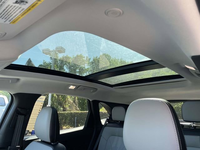 New 2025 Ford Escape SE w/ PHEV Premium Package FWD image 7