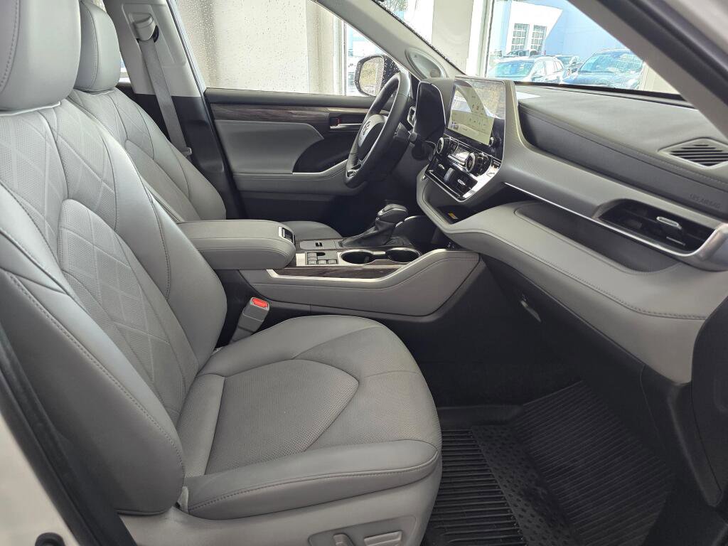 Used 2024 Toyota Highlander Platinum image 47