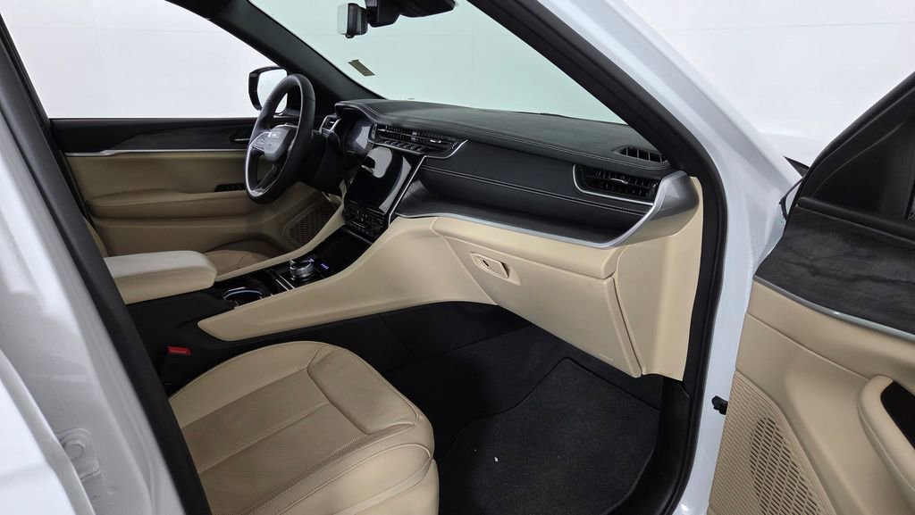 Used 2023 Jeep Grand Cherokee Limited w/ Luxury Tech Group II image 38