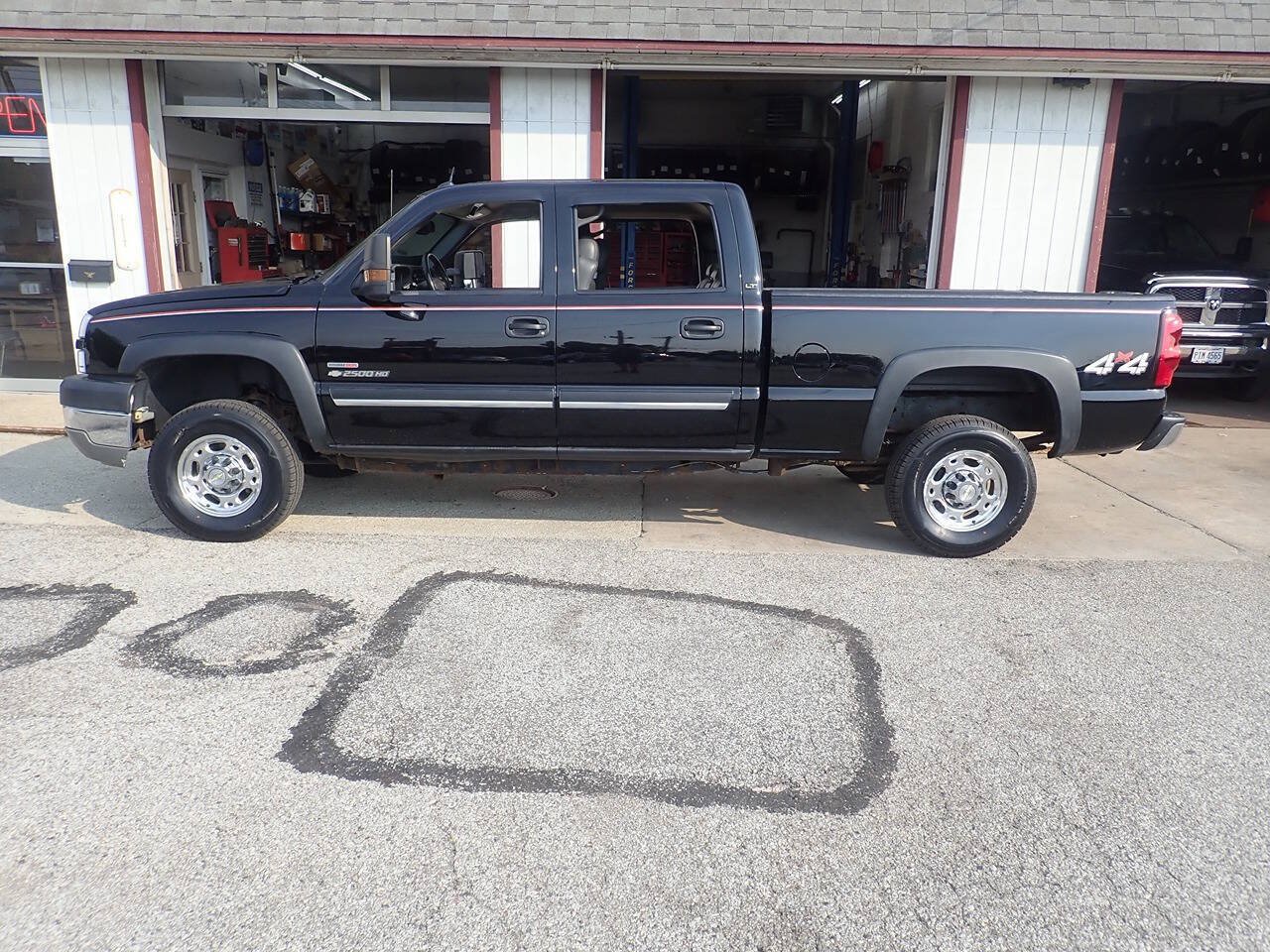 Used 2005 Chevrolet Silverado 2500 LT w/ Heavy-Duty Power Package AWD/4WD image 15