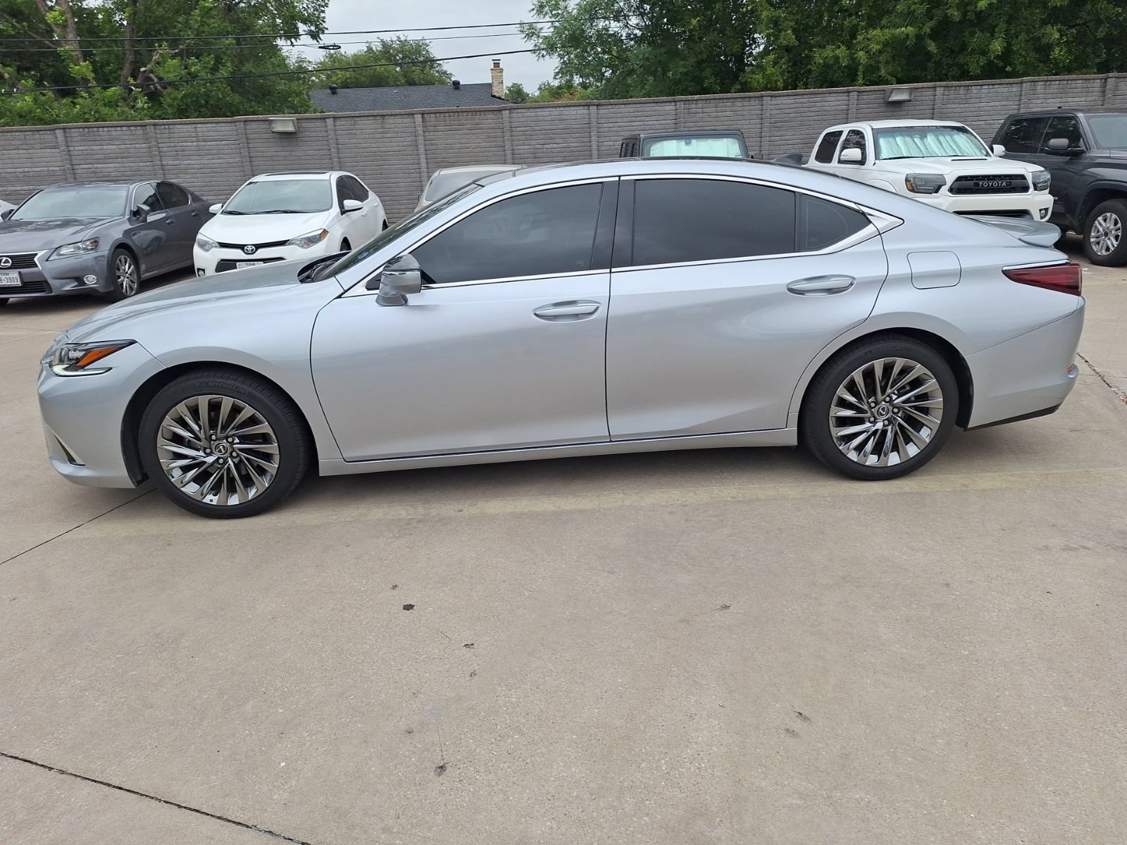 Used 2025 Lexus ES 350 Ultra Luxury FWD image 3