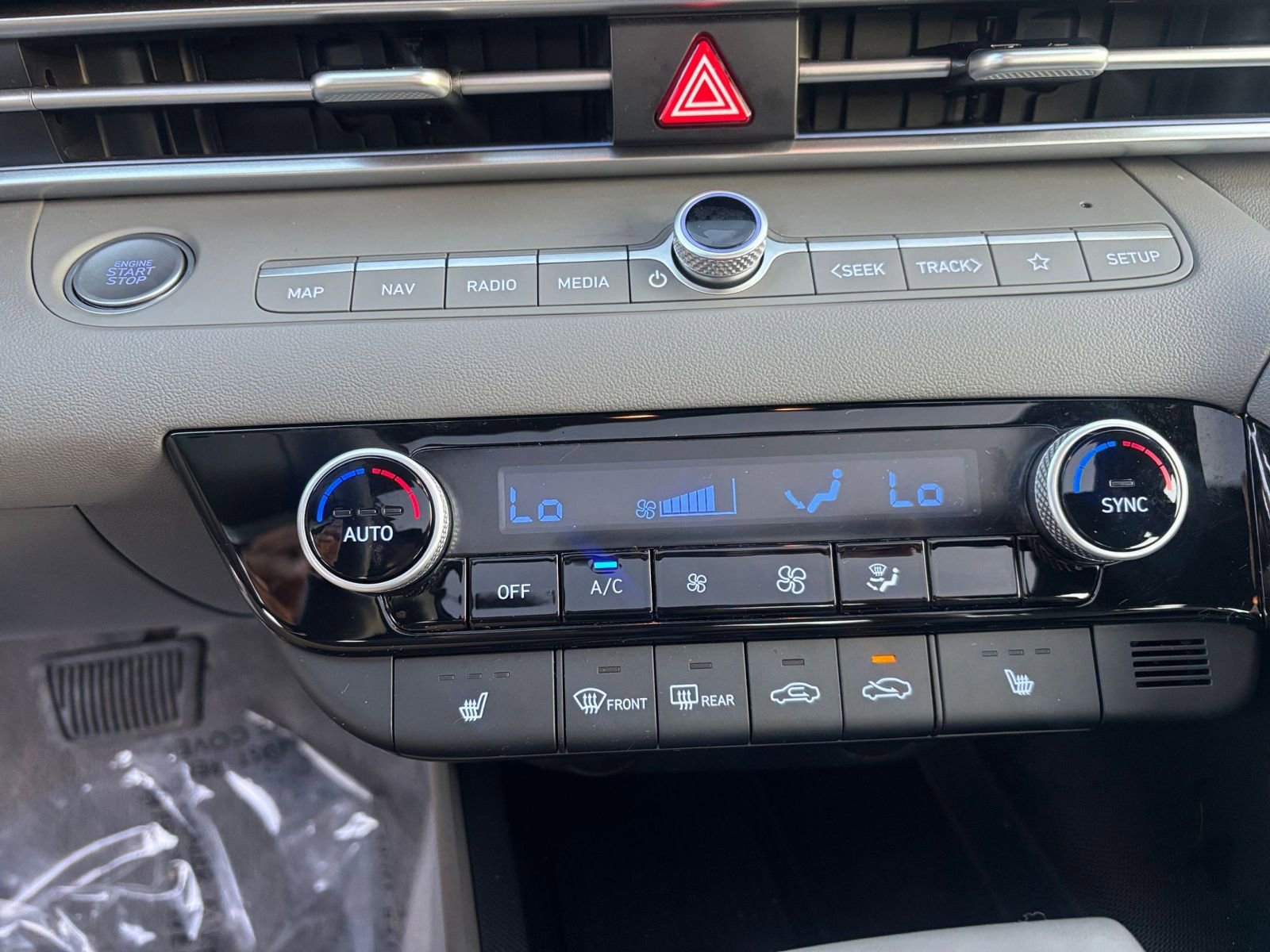 Used 2025 Hyundai Elantra SEL image 24