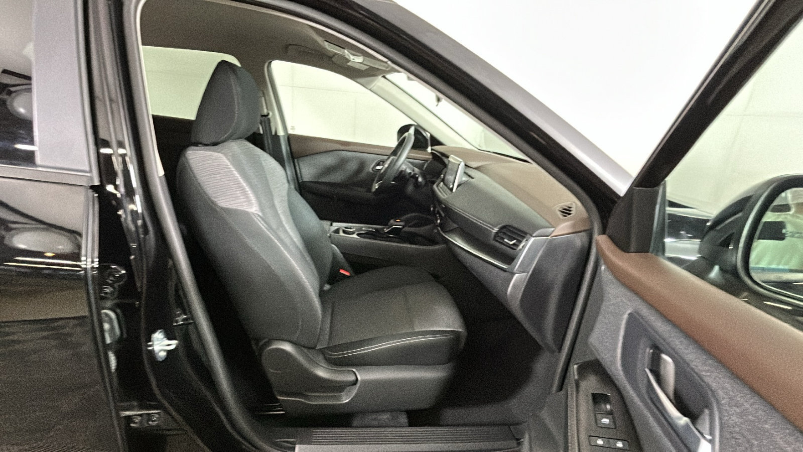 Used 2023 Nissan Rogue SV AWD/4WD image 35