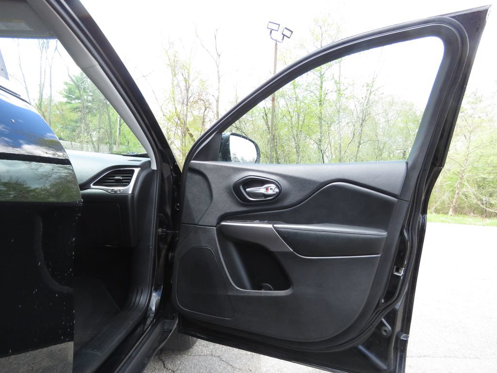 Used 2022 Jeep Cherokee Limited AWD/4WD image 12