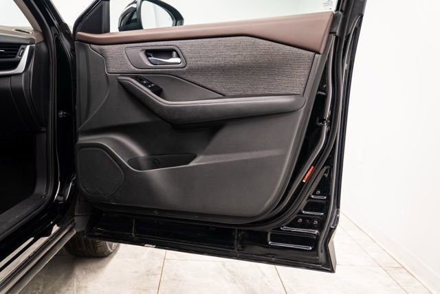 Used 2023 Nissan Rogue SV image 31