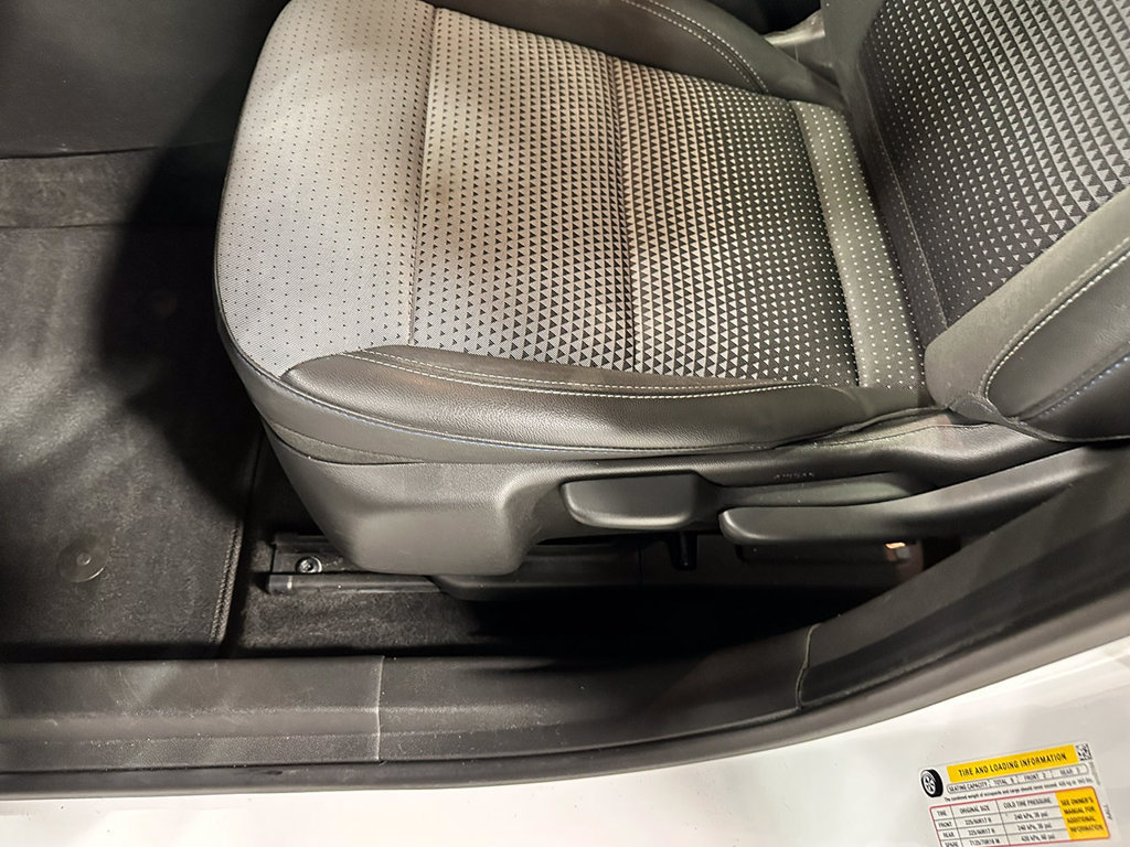 Used 2024 Chevrolet Trax LT w/ Sunroof Package FWD image 19