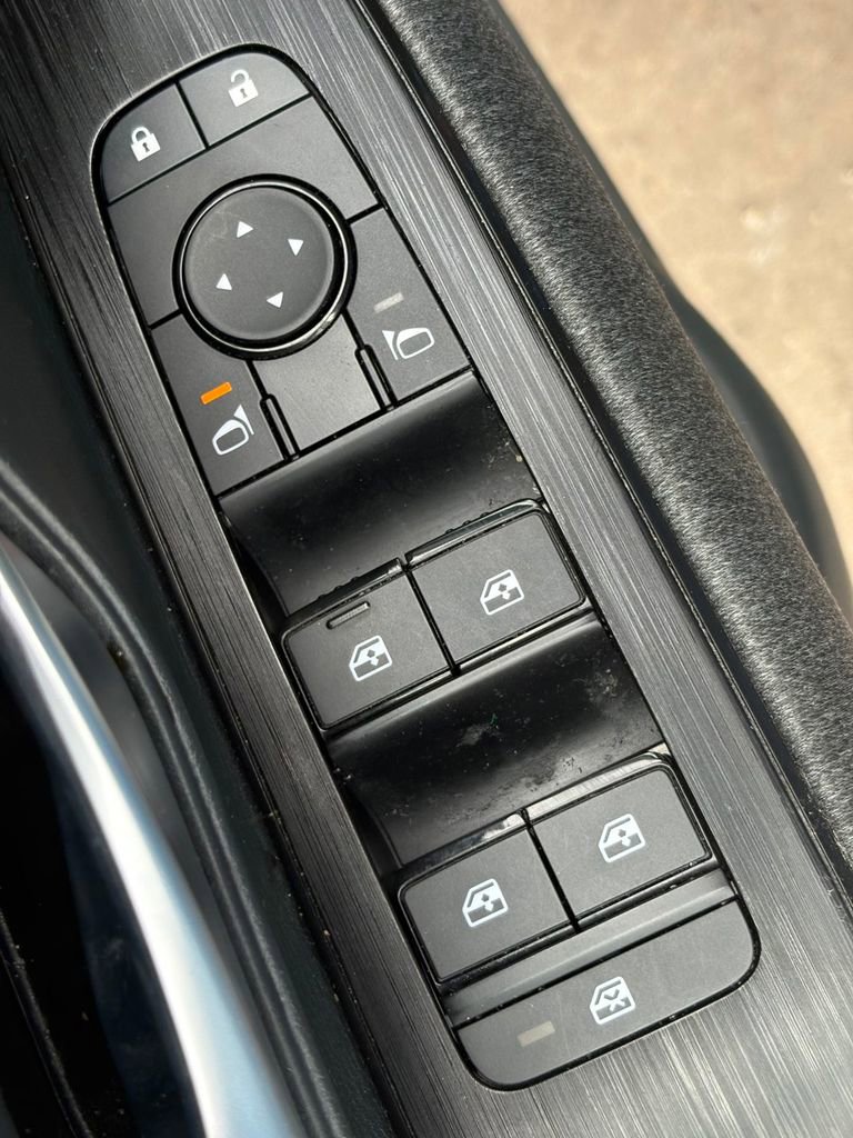 Used 2025 Nissan Kicks SV AWD/4WD image 18