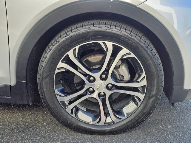 Used 2017 Chevrolet Bolt Premier w/ Driver Confidence II Package FWD image 11
