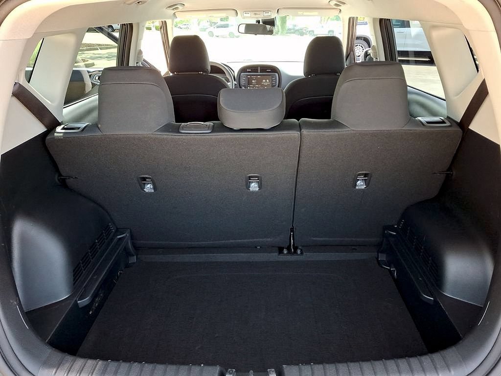Used 2025 Kia Soul LX w/ LX Technology Package FWD image 29