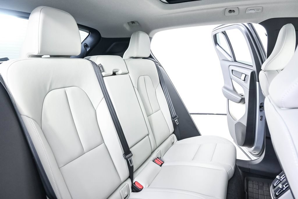 Certified 2026 Volvo XC40 B5 Plus AWD/4WD image 23