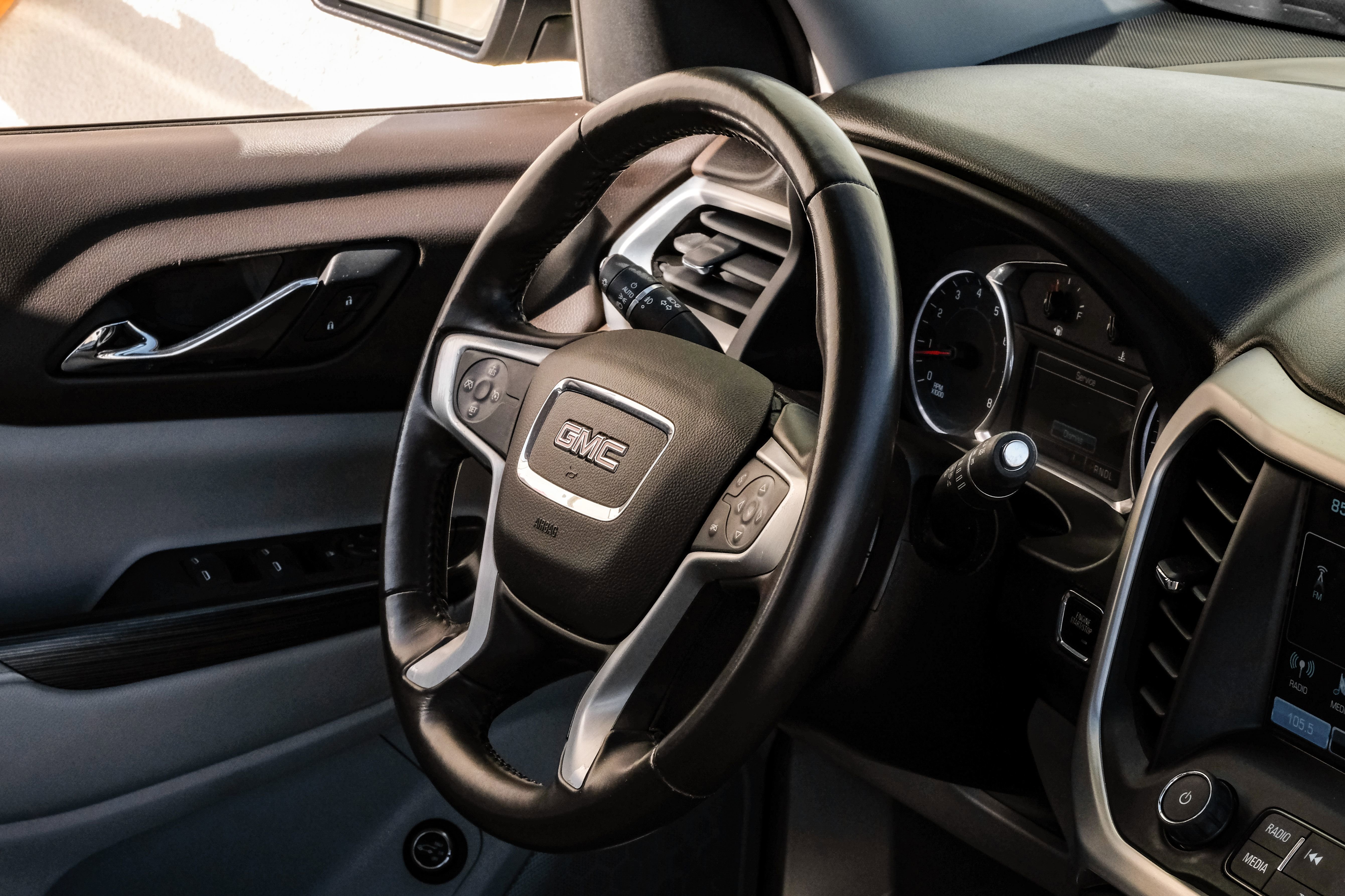 Used 2018 GMC Acadia SLT FWD image 12