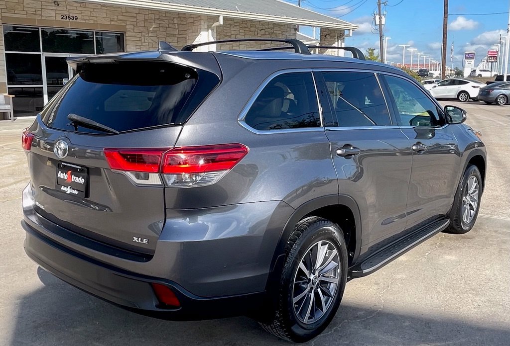 Used 2017 Toyota Highlander XLE FWD image 3